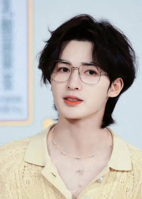 朱正廷金丝眼镜卷毛造型