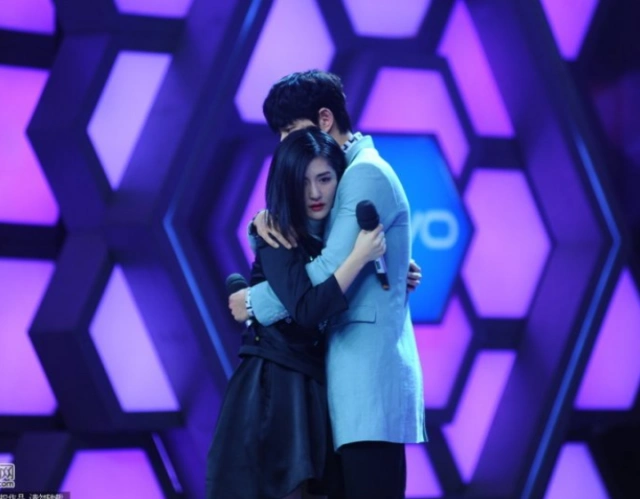 朴海镇深情拥谢娜入怀 不惧张杰会吃醋(组图)