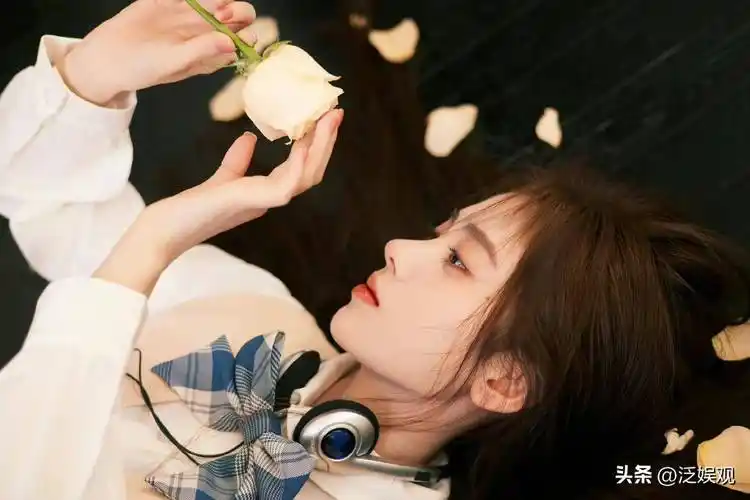 都是年轻偶像,靠粉丝上位的他们为何不肯爱惜羽毛_肖战_明星_鞠婧祎