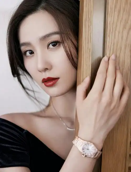 刘诗诗 时尚写真 露肩渐变蓬蓬裙显天鹅颈 气质清冷体态优雅