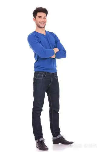 一个年轻的自信的男人的全身图片