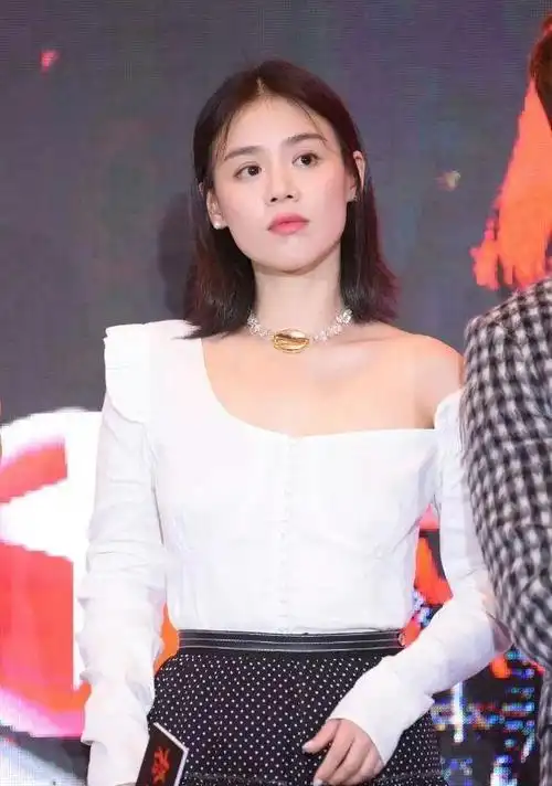 马思纯白衬衫露半肩,虽稍显健硕,但丝毫不影响她的气质