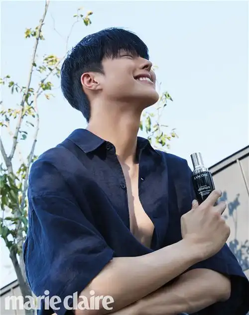 张基龙时尚杂志画报公开 笑容爽朗宛若阳光少年