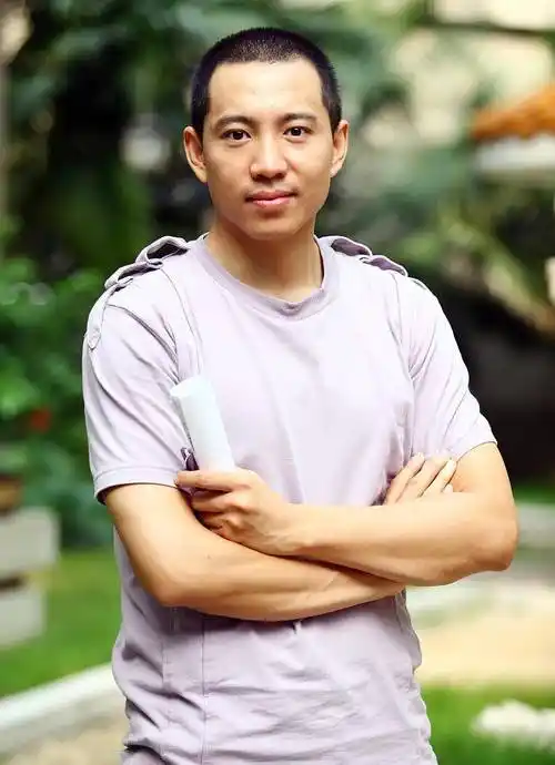 知名男星谷智鑫:拍戏受伤差点瘫痪,妻子是我一生的恩人_电视剧_龚若飞