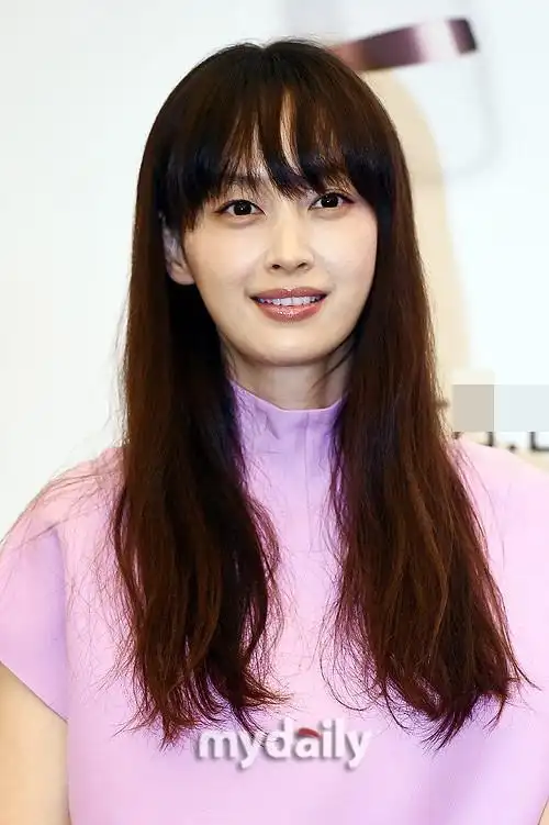 元彬妻子李娜英亮相活动 穿紫裙笑容洋溢