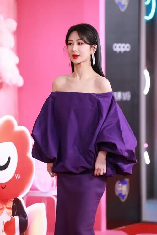 微博之夜盛典上,杨紫身着秋冬高级定制礼服,优雅登场.