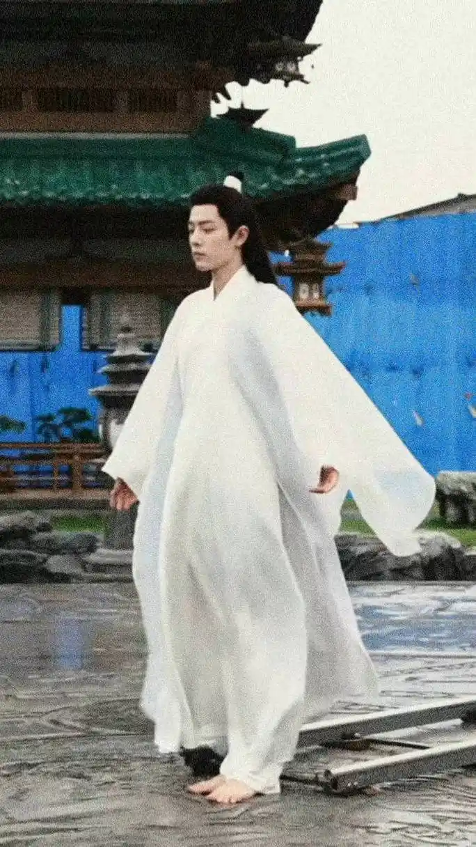 肖战好高啊,赤脚穿古装,衣服不沾地!