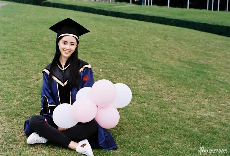 组图:章乐韵胶片风毕业写真 忆青涩年华_高清图集_新浪网