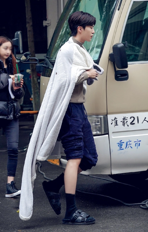范丞丞真是爱豆届的清流用毒液袜踩拖鞋不料穿出时髦感
