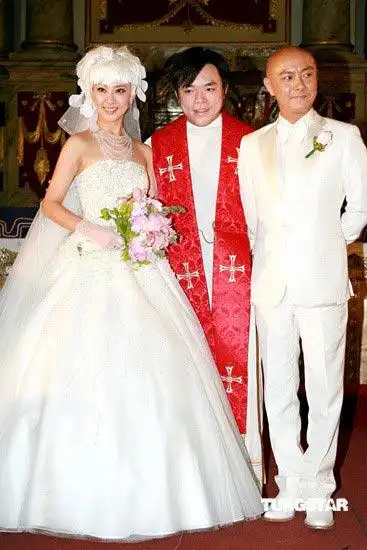 图文张卫健张茜大婚和神父合影