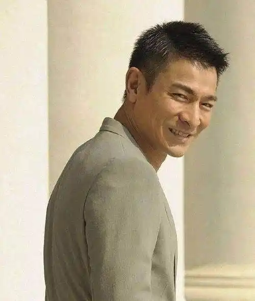 刘德华的超帅西装照,人家这样的效果才能叫穿西服