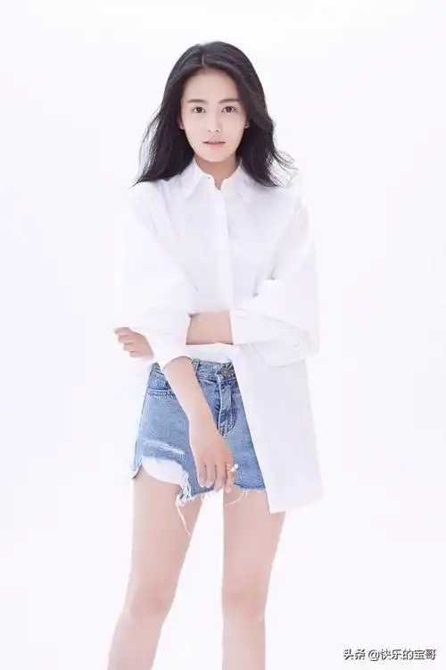 穿白衬衫性感的女孩