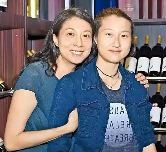 这一次德高望重的成龙终于被自己的亲人戳破了本性