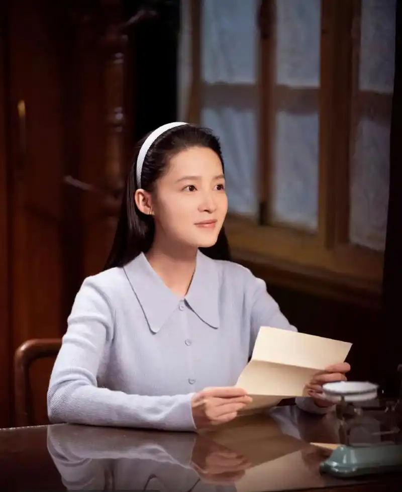 李沁好不容易被顶流肖战带火,却因假唱打回原形.