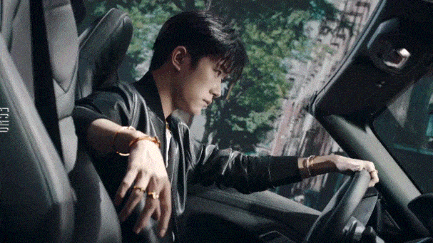 不论是霸道总裁还是隐藏特工,易烊千玺都是同样的帅气满格!