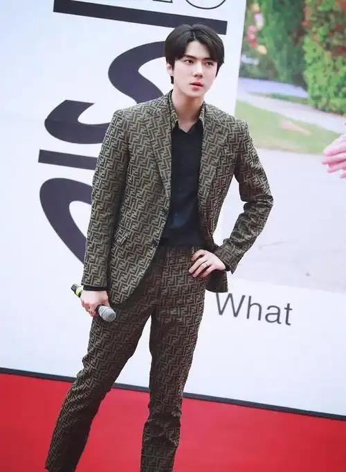 superm登中国杂志:边伯贤蓝发身穿吴世勋同款,金钟仁造型难驾驭