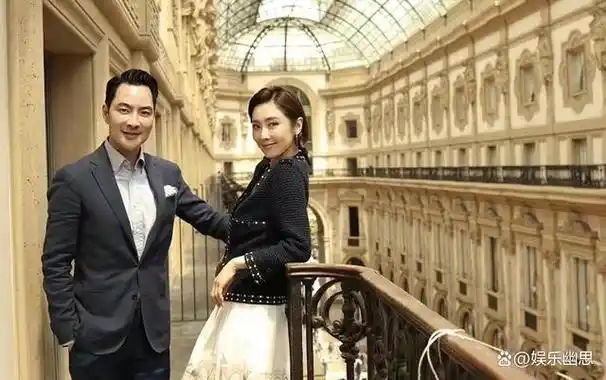 明星们再次齐聚,这一景象令人惊讶,那英的丈夫竟与众多香港明星有着