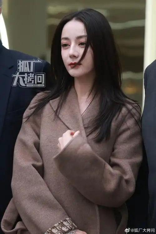 迪丽热巴活动路透 黑长直造型的热巴,温柔漂亮……|迪丽热巴|热巴