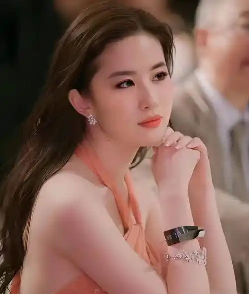 刘亦菲身穿橙粉色礼服,只用胸前一圈衣带挂着,成就一组神图_衣服_仙女