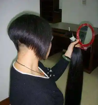 女生掏空前梳短发发型脸颊上的头发留的稍微长了一些,后侧的头发短短