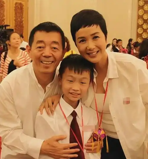 蒋雯丽陪娃读书移居英国传闻曾为老公掌掴女演员