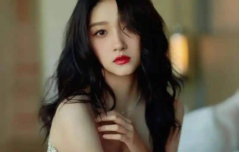 2021年12月25日,中国国家话剧院正式对外官宣,关晓彤成为中国国家话剧