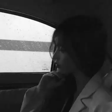 黑白伤感女生冷淡图片头像高清好看的伤感头像女生心碎冷淡