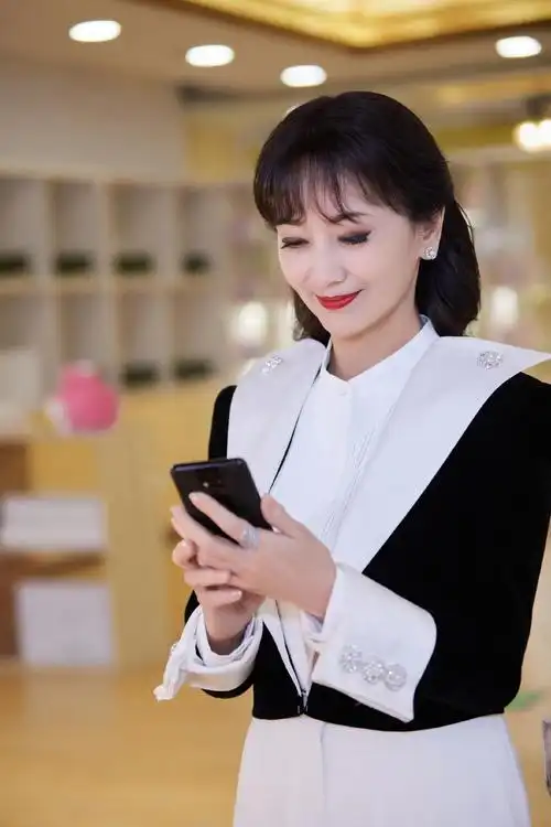 68岁赵雅芝九宫格近照曝光笑容灿烂状态极佳