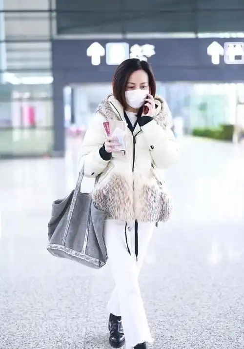 王琳的穿衣挺讲究羽绒服拼接皮草挺高调身材挺拔看着好精神