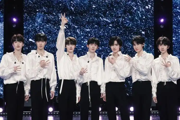 tnt时代少年团全员默契携chaumet liens缘系·一生系列作品,亮相三