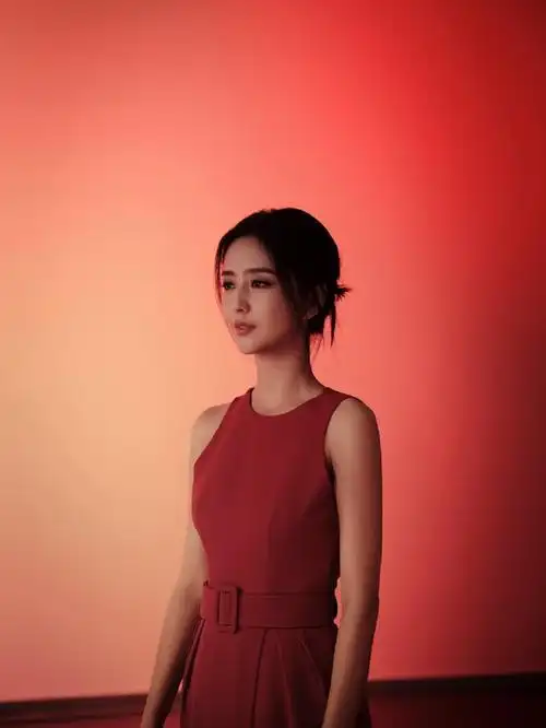 佟丽娅化身摩登女郎:如玫瑰般美丽,如红酒般优雅,散发迷人气息