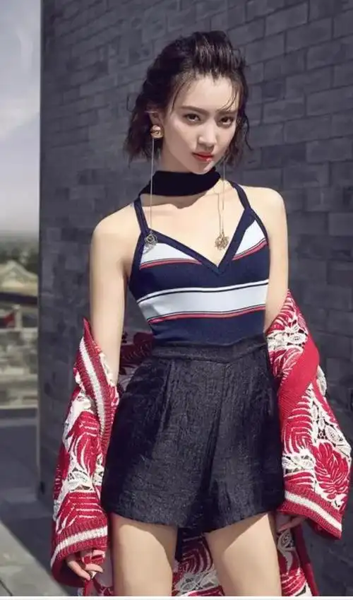 【一点资讯】33岁金晨庆《孤注一掷》票房超15亿!晒火辣写真照,身材一