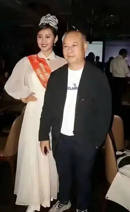 60岁李宁与62岁陈永妍同框,丈夫似老头,妻子如少女,像两代人