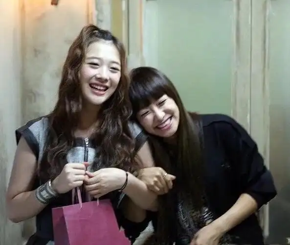 为送雪莉最后一程具荷拉爆哭宋茜取消线下活动组合成员齐聚