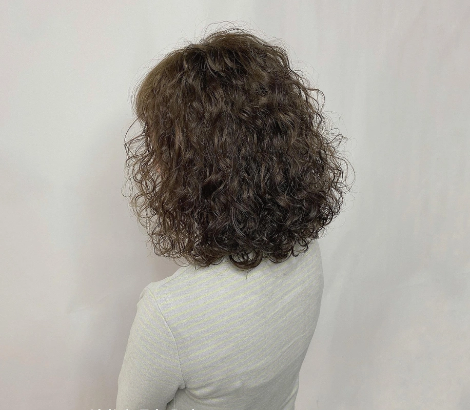 2020冬季流行全头烫卷卷发型,蓬松时尚又保暖,真洋气_手机搜狐网