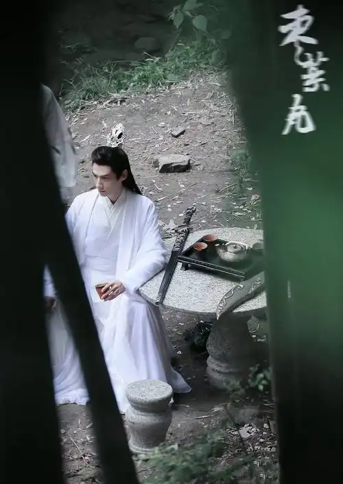 皓衣行曝路透罗云熙白衣出尘陈瑶渐变裙仙美