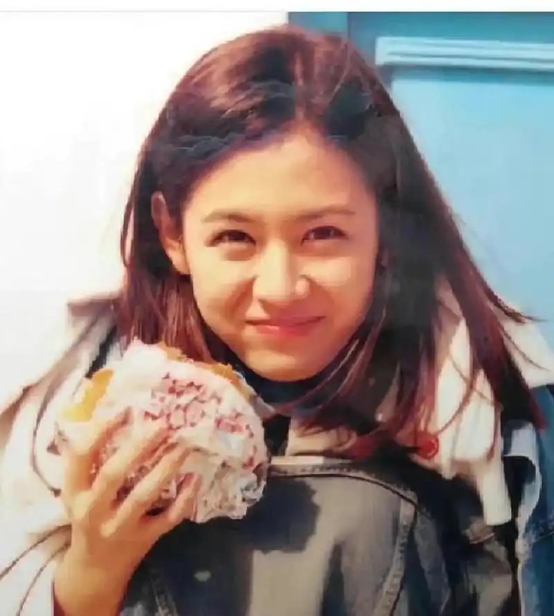 分享一张孙艺珍年轻时的照片.