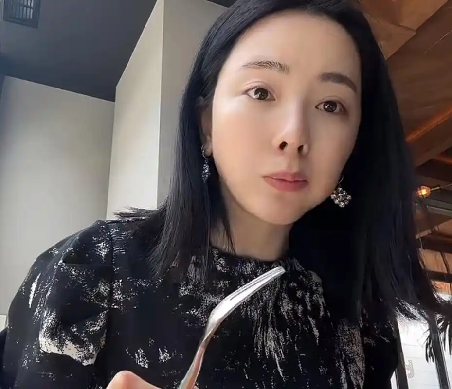 李思思去健身房锻炼半小时,素颜自拍都是汗水,为了瘦下来确实很努力.