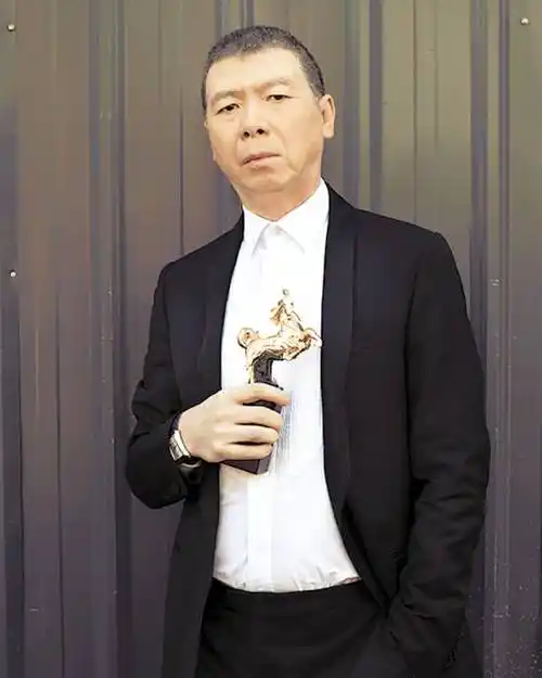 除了喝酒聊天之外,冯小刚还在盒子里抽烟.他善于吞云吐雾.