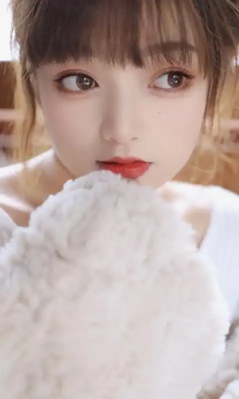 皮肤白析的大眼美女壁纸图片