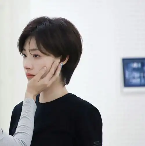 41岁的万茜剪了短发后少年感爆棚像是20岁的小姑娘