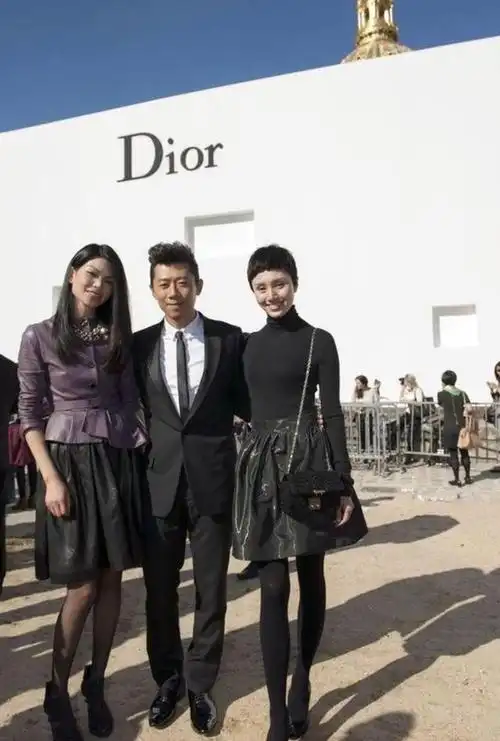 袁泉和老公出席活动剪超短发穿一身黑好有气场一双筷子腿抢镜