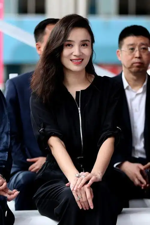 宋佳气质真不一般黑色休闲装都能穿出时尚感不服不行