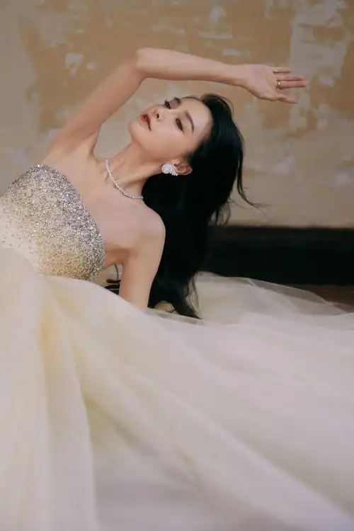 杨颖@angelababy 微博之夜第二套造型释出……_高清图集_新浪网