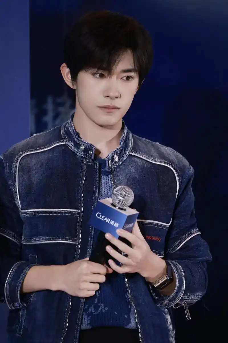 自在清扬.#易烊千玺 强者不止一面