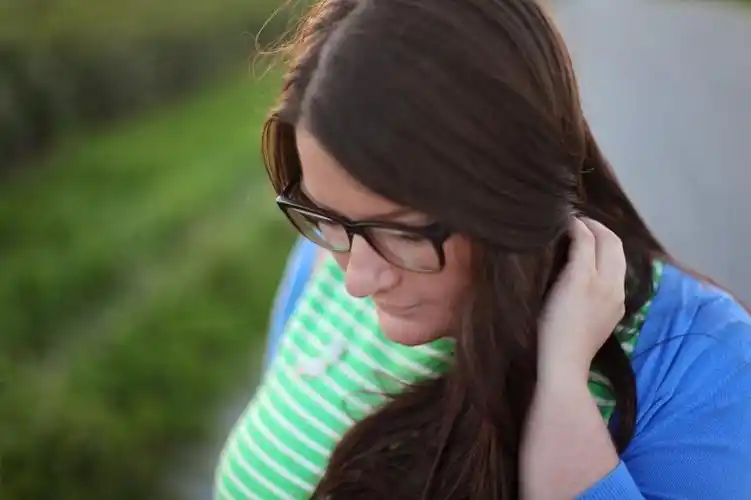 戴近视镜的美女图片第7张