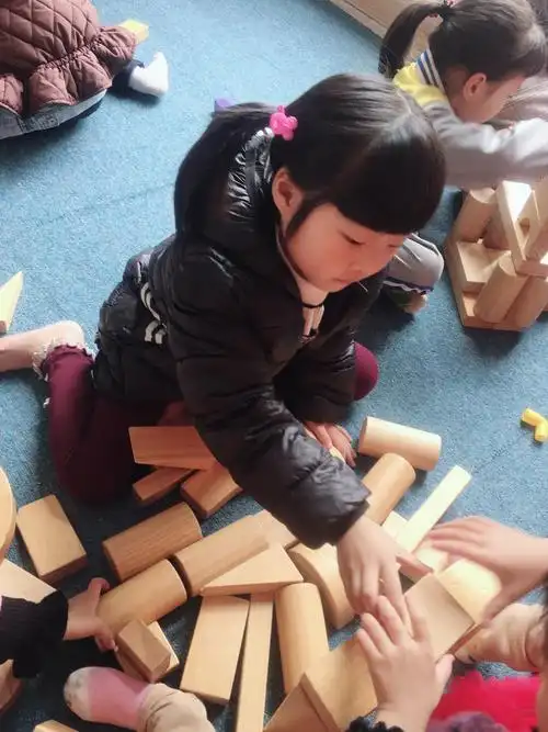 李厝幼儿园"大班"小朋友区角活动搭积木