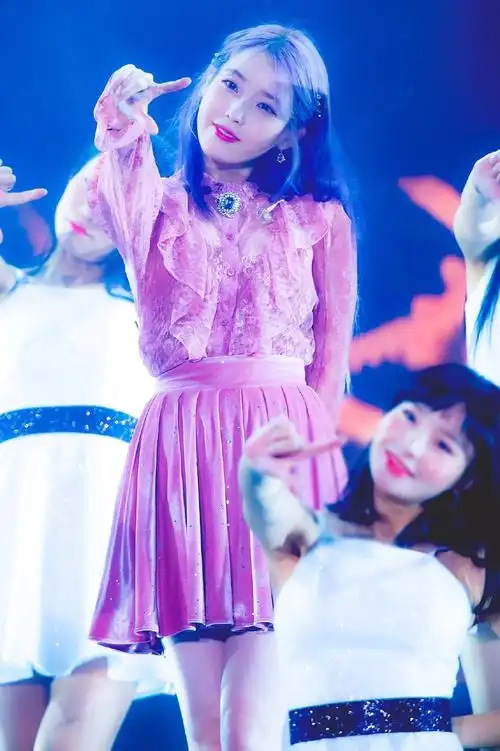 来看紫发iu绝美饭拍新增好日子高音舞台饭拍