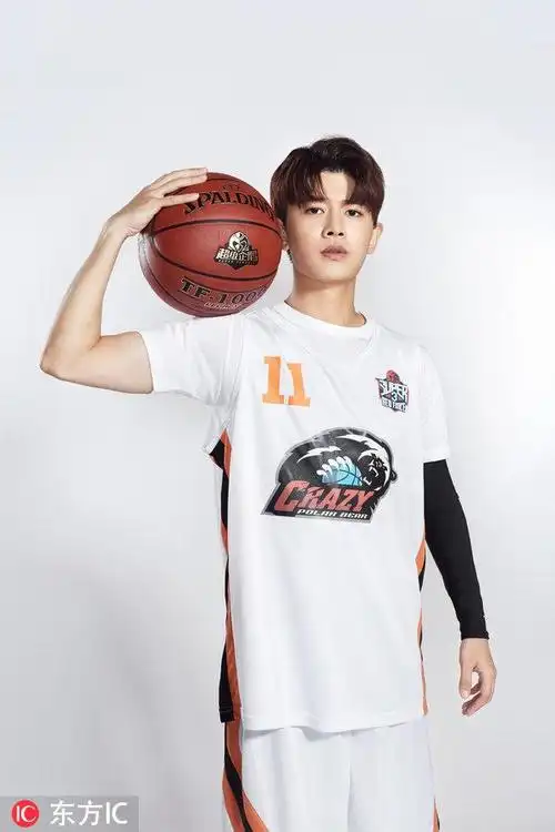 亮点:能看到赛场上打篮球的任嘉伦!