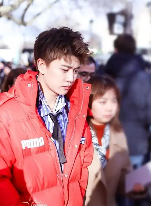 240105任嘉伦机场造型获赞粉丝热议青春潮流风